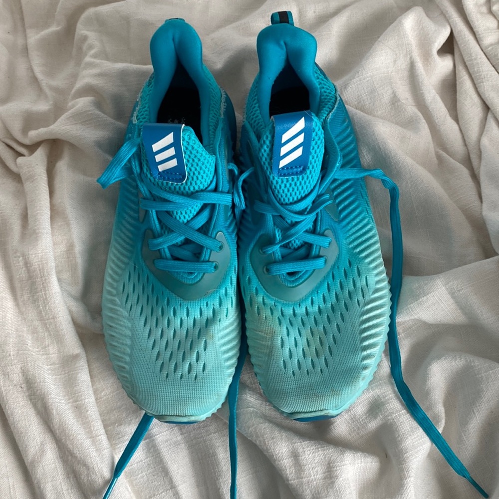 Adidas Alphabounce running shoe. Size 6. Worn once. Great condition.